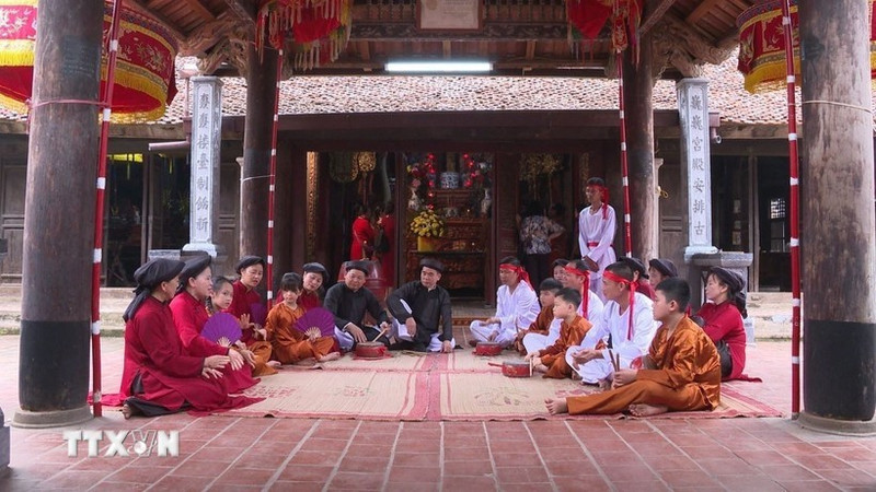 Des artisans de la commune de Hung Lo interprètent des chants Xoan. Photo : VNA.