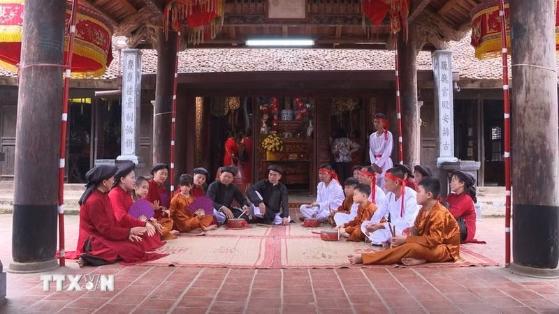 Des artisans de la commune de Hung Lo interprètent des chants Xoan. Photo : VNA.