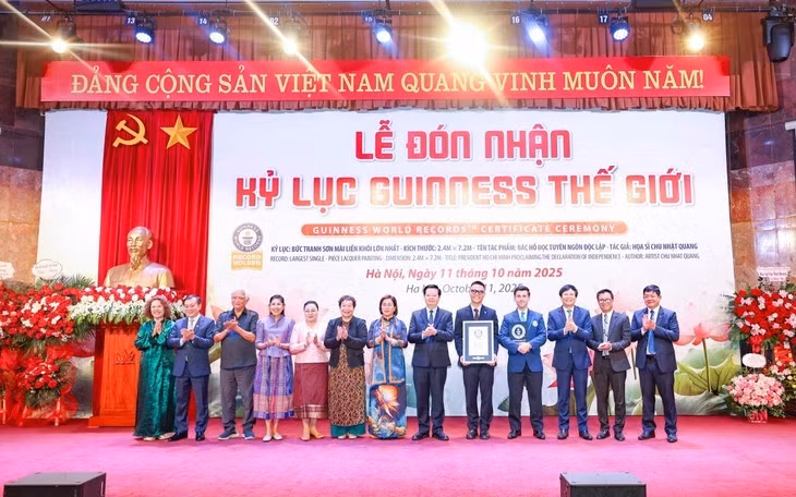 Le peintre Chu Nhât Quang reçoit le certificat du Guinness World Record. Photo: Thanh Tùng/VOV.