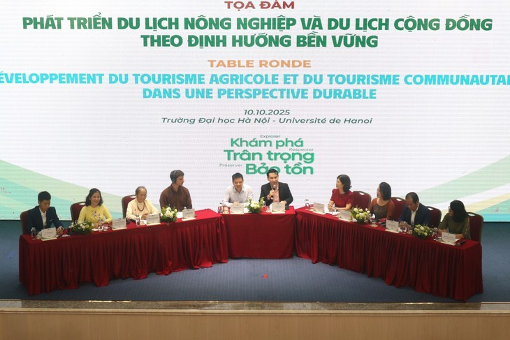 Les intervenants de la table-ronde. Photo : Département de français - Université de Hanoi.