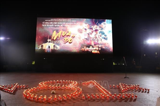 Mưa đỏ (Pluie rouge) est projeté aux populations de Quang Tri. Photo : VNA.