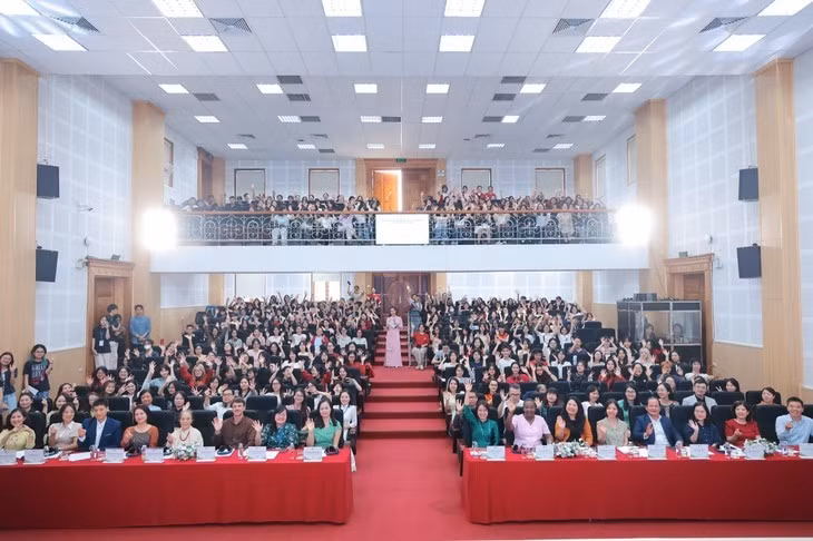 Les étudiants participants à la table-ronde. Photo : Département de français - Université de Hanoi.