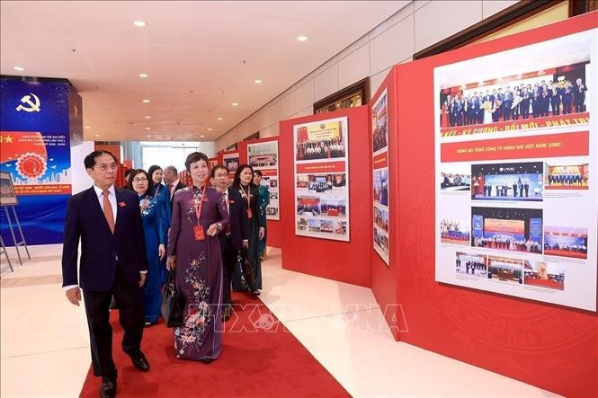 Des délégués du premier Congrès de l’organisation du Parti du Gouvernement visitent des expositions. Photo : VNA.