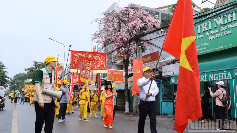 Un groupe d’environ 800 personnes défile depuis le miếu Phụng Sơn Tự sur la rue Cách mạng Tháng Tám, quartier de Tran Bien