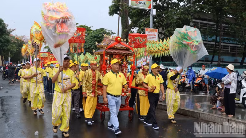 Défilé original lors de la fête de la pagode Ong à Dong Nai