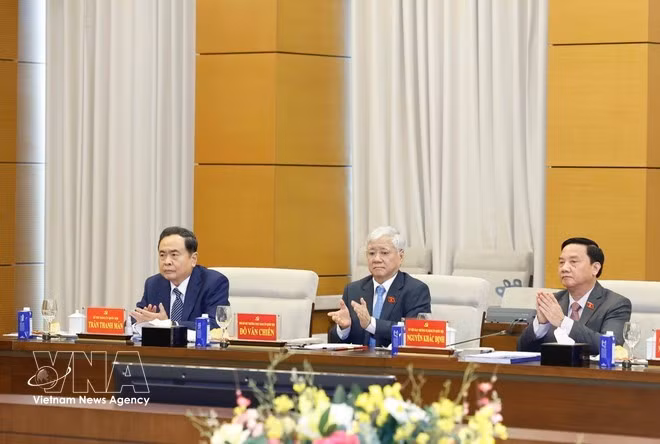 Le président de l’Assemblée nationale, Trân Thanh Mân (à gauche), et des délégués assistent à la conférence. Photo : VNA
