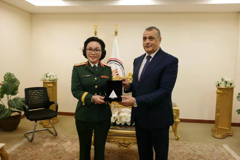 La générale de brigade Phan Thi Hoai Vân, cheffe adjointe du Département général de l’industrie de la défense et le ministre égyptien d’Etat à la production militaire, Mohamed Salah El-Din Mostafa. Photo : ministère vietnamien de la Défense.