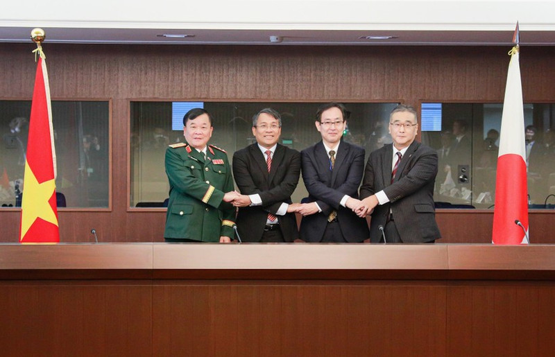 Le général de corps d’armée Hoang Xuân Chiên, vice-ministre de la Défense, Nguyên Minh Vu, vice-ministre permanent des Affaires étrangères, et leurs homologues japonais. Photo : VNA.