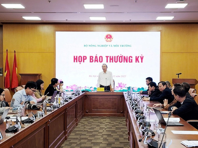 Le vice-ministre de l’Agriculture et de l’Environnement, Phung Duc Tiên, s'exprime lors de la conférence de presse tenue le 4 décembre à Hanoï. Photo: VNA