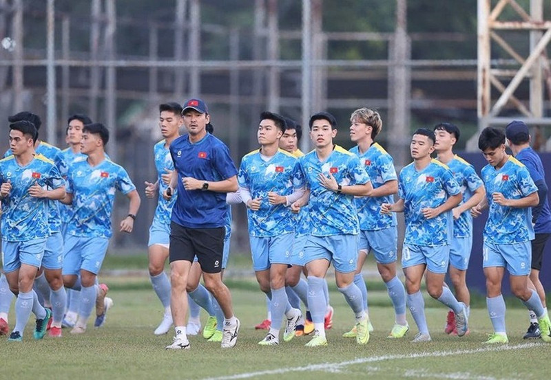 L'équipe vietnamienne des moins de 22 ans s'entraîne avant son match d'ouverture des 33èmes Jeux d'Asie du Sud-Est. Photo : VFF.