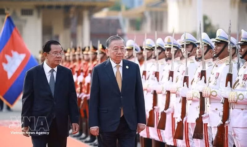 Le président du PPC et président du Sénat du Cambodge, Samdech Techo Hun Sen, et le secrétaire général du PCV, To Lam, en visite d’État au Cambodge, le matin du 6 février 2026, à Phnom Penh. Photo : VNA.