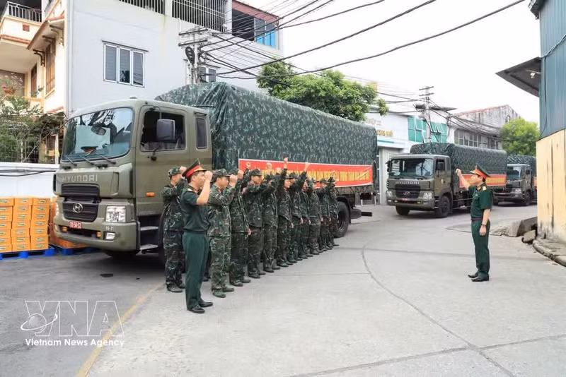 Le général Nguyen Duc Manh a demandé aux membres du contingent de respecter strictement les orientations et la politique extérieure du Parti, les politiques et les lois de l’État vietnamien, ainsi que les réglementations du pays hôte. Photo : VNA.