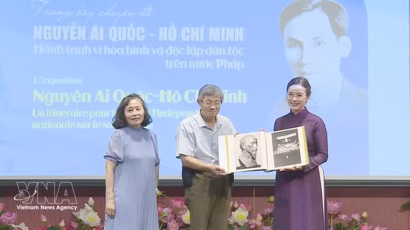 Des représentants de familles vietnamiennes résidant en France remettent au Site des vestiges du Président Hô Chi Minh au Palais présidentiel de précieux documents et photographies sur le Président Hô Chi Minh conservés en France. Photo : VNA