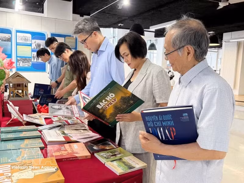Espace d’exposition consacré aux livres, documents et objets sur le Président Hô Chi Minh dans le cadre de cette série d’activités. Photo : VNA.