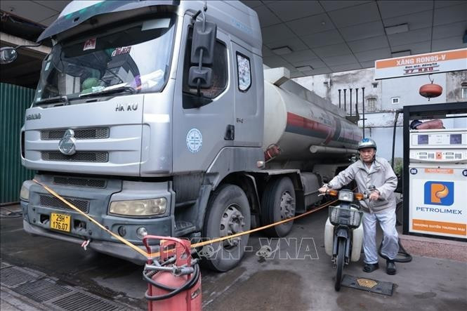 Le 7 mars, les prix de détail des carburants au Vietnam ont fortement augmenté. Photo : VNA.