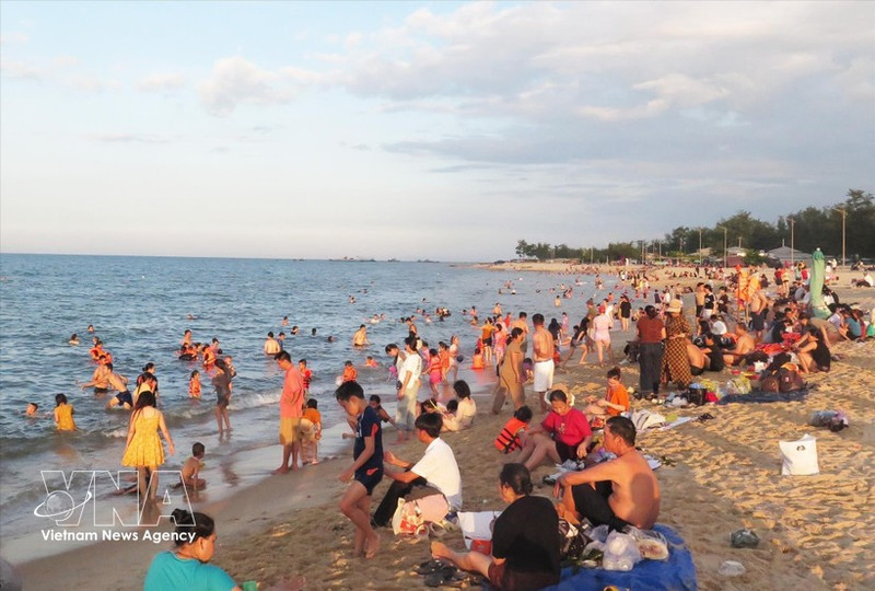 De nombreux habitants et touristes se rendent sur la plage de Thuan An à Hue pour se détendre et se baigner. Photo : VNA.