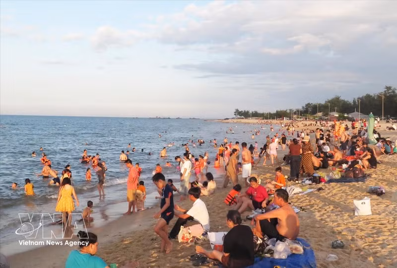 De nombreux habitants et touristes se rendent sur la plage de Thuan An à Hue pour se détendre et se baigner. Photo : VNA.