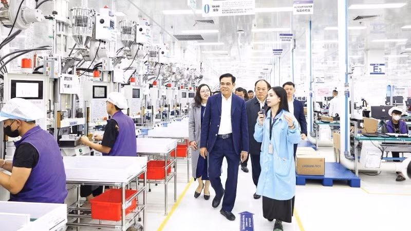 Une délégation du Comité populaire de Nghe An inspecte la zone industrielle VSIP Nghe An. Photo : nhandan.vn