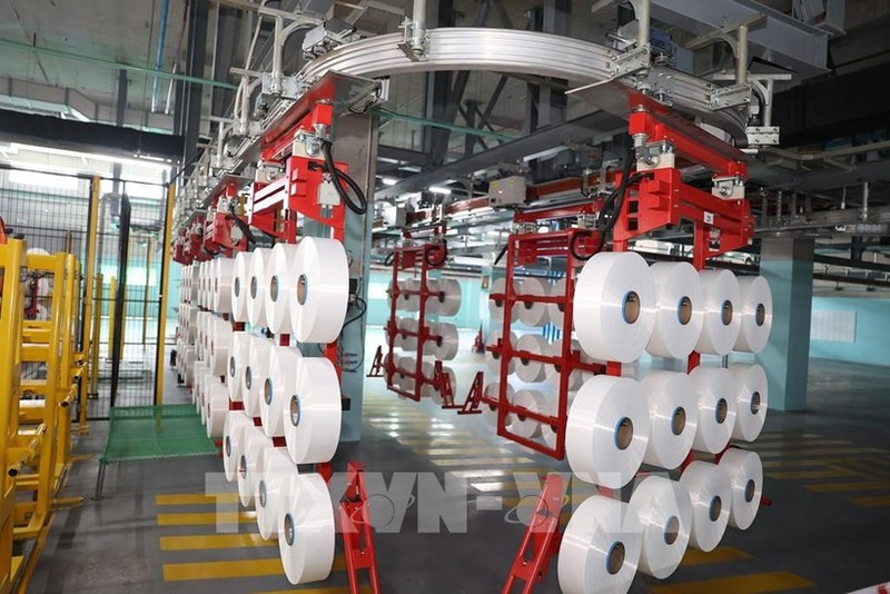 Une usine qui fabrique des fibres et des tissus synthétiques. Photo : VNA.