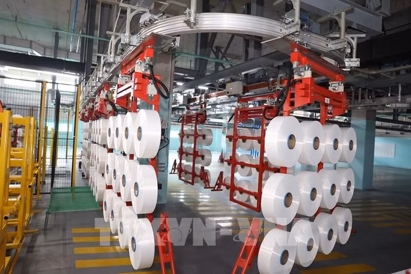 Une usine qui fabrique des fibres et des tissus synthétiques. Photo : VNA.