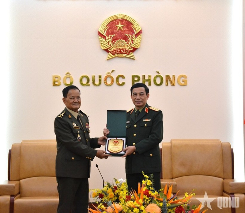 Le général Phan Van Giang, membre du Bureau politique, secrétaire adjoint de la Commission militaire centrale, ministre de la Défense (droite) et le général Prum Din secrétaire d'État au ministère cambodgien de la Défense. Photo: qdnd.vn