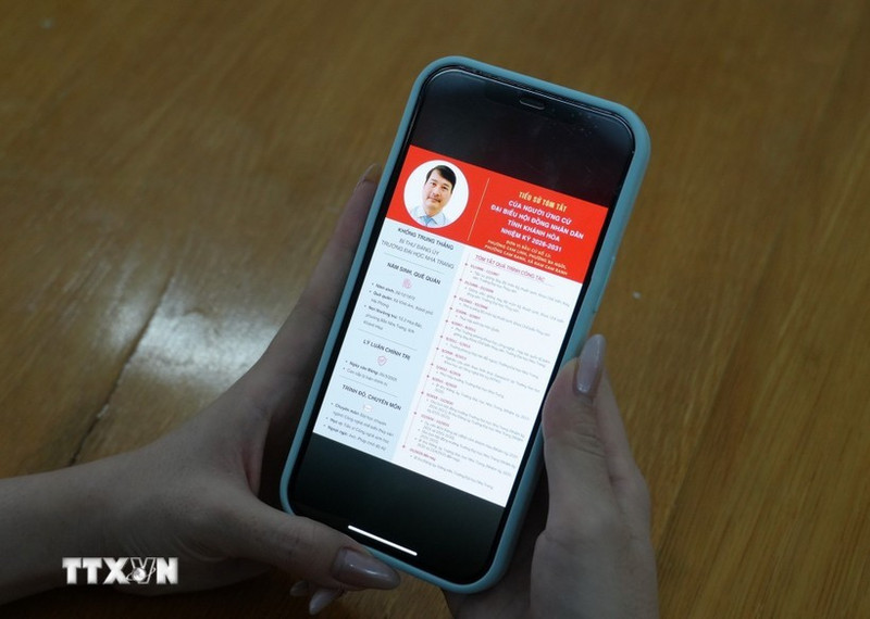 Les informations concernant les candidats au Conseil populaire provincial de Khanh Hoa pour le mandat 2026-2031 sont diffusées sur des plateformes d'information numériques. Photo : VNA.