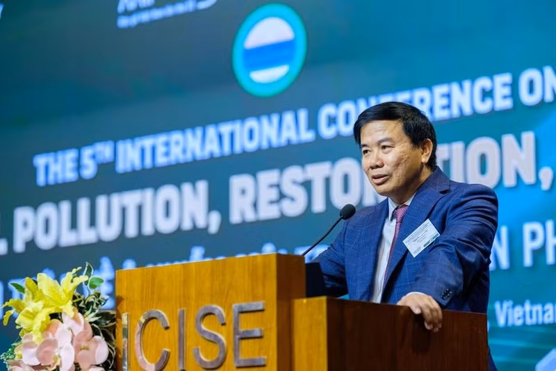 Le professeur Hoang Chung Tham, de l’Université d’Auburn, s'exprime. Photo : baomoi.com