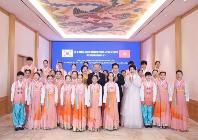 Le secrétaire général du Parti communiste du Vietnam, Tô Lâm et son épouse avec le président Lee Jae Myung et l"épouse de celui-ci posent avec des enfants. Photo: VNA