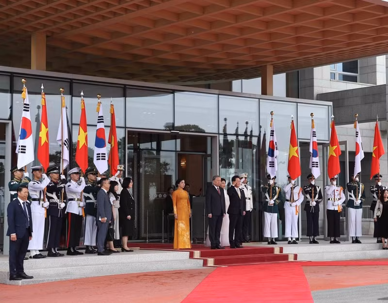Le secrétaire général du Parti communiste du Vietnam (PCV), Tô Lâm, accompagné de son épouse, Ngô Phuong Ly, et d’une délégation de haut niveau, en visite d’État en République de Corée. Photo: VNA
