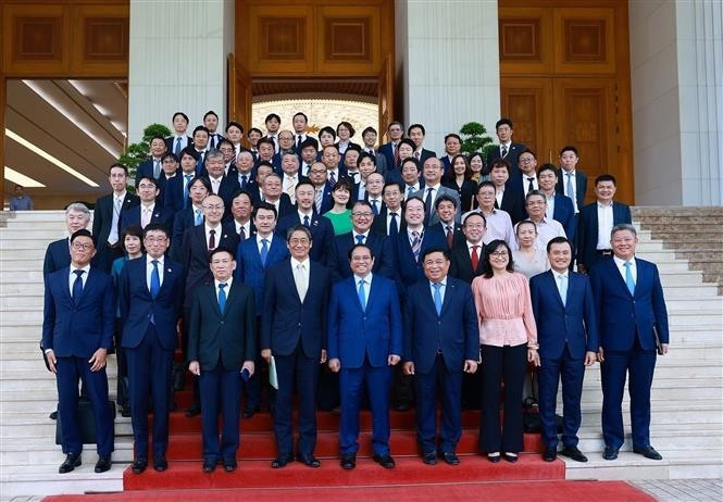 Le Premier ministre Pham Minh Chinh (au centre, premier rang) pose pour une photo avec des responsables vietnamiens et des représentants d’entreprises japonaises, le 12 août. Photo : VNA.