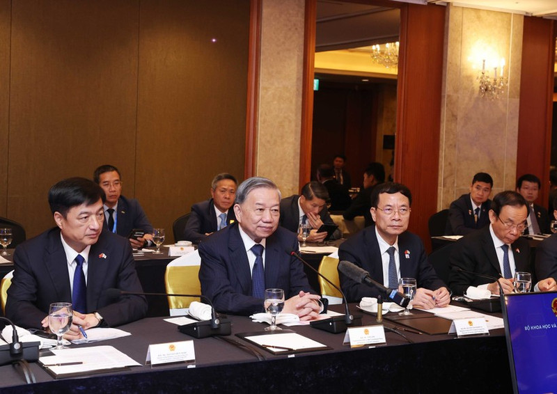 Le secrétaire général du Parti communiste du Vietnam, To Lam, (2e à gauche) a participé le 12 août au colloque scientifique et technologique Vietnam-République de Corée à Séoul. Photo : VNA.