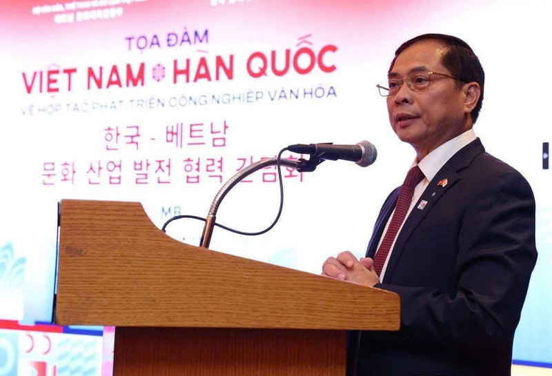 Le vice-Premier ministre et ministre des Affaires étrangères Bui Thanh Son prend la parole lors du colloque Vietnam–République de Corée sur la coopération dans le développement des industries culturelles. Photo : VNA.
