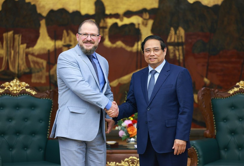 Le Premier ministre Pham Minh Chinh (droite) reçoit mardi après-midi, à Hanoï, Cristiano Amon, PDG du groupe américain Qualcomm. Photo : VNA.