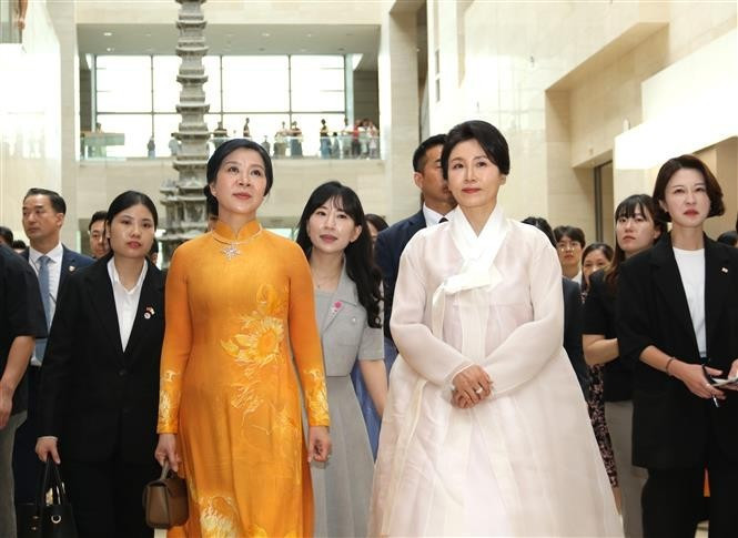 Kim Hye Kyung, épouse du président de la République de Corée, et Ngo Phuong Ly (à gauche), épouse du secrétaire général du PCV, visitent le Musée national de la République de Corée. Photo : VNA.