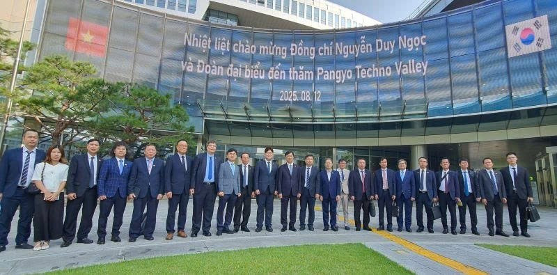 Les dirigeants du Conseil provincial de Gyeonggi-do et de la Vallée des hautes technologies de Pangyo ont accueilli la délégation vietnamienne conduite par Nguyen Duy Ngoc, membre du Bureau politique, secrétaire du Comité central du Parti, président de la Commission centrale d'inspection, vice-chef du Comité directeur central pour le développement des sciences et technologies, l’innovation et la transformation numérique, venue pour une visite de travail. Photo : VKBIA.