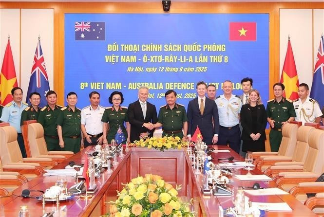Le vice-ministre vietnamien de la Défense, Hoang Xuan Chien, et le secrétaire général adjoint australien de la Défense chargé de la stratégie, de la politique et de l’industrie de défense, Hugh Jeffrey, et les délégués lors du 8e Dialogue sur la politique de défense Vietnam-Australie, à Hanoi, le 12 août. Photo : VNA.
