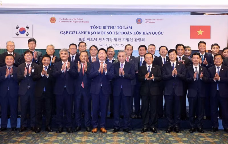 Le secrétaire général du Parti communiste du Vietnam (PCV), To Lam (centre) et des dirigeants des grandes entreprises sud-coréennes. Photo : VNA.
