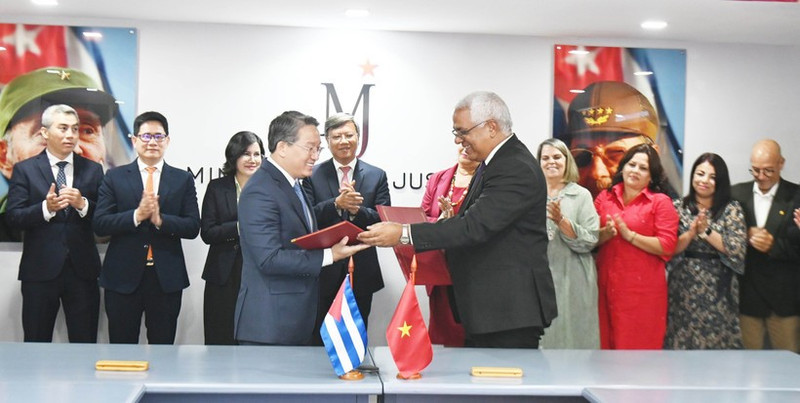 Le ministre vietnamien de la Justice, Nguyen Hai Ninh (gauche) et son homologue cubain, Oscar Manuel Silvera Martínez, signent un accord portant sur un projet d'assistance technique destiné au ministère cubain de la Justice. Photo : VNA.