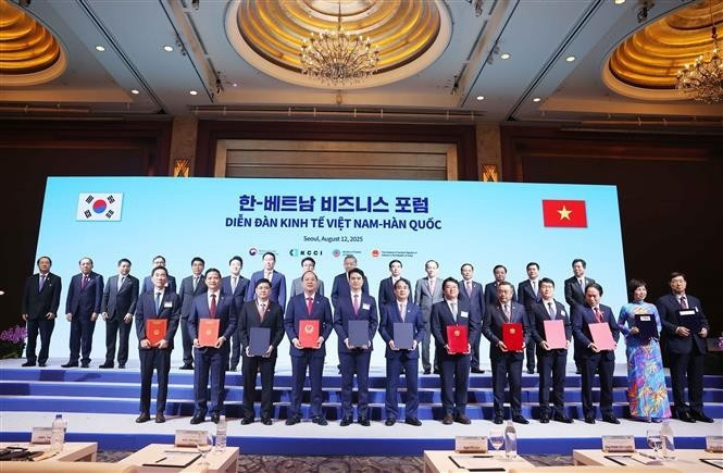 Le secrétaire général du Parti communiste du Vietnam (PCV), Tô Lâm, et le Premier ministre sud-coréen, Kim Min Seok, assistent à la cérémonie d’échange de nombreux documents de coopération. Photo : VNA.
