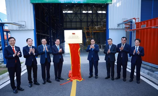 Le Premier ministre Pham Minh Chinh et les délégués procèdent à la cérémonie d’apposition de la plaque du projet célébrant le XIVe Congrès du Parti. Photo : VNA