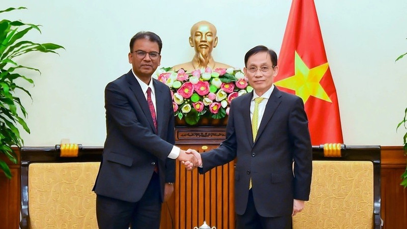 Le ministre des Affaires étrangères, Le Hoai Trung (droite) et l’ambassadeur non-résident du Népal au Vietnam, Dhan Bahadur Oli.