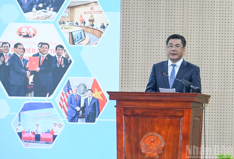 Le ministre de l’Industrie et du Commerce Nguyen Hong Dien s’exprime lors de la conférence.