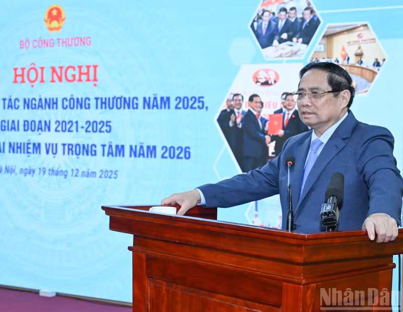 Le Premier ministre Pham Minh Chinh prononce un discours d’orientation lors de la conférence sur le déploiement des missions clés de 2026 du secteur de l’industrie et du commerce.