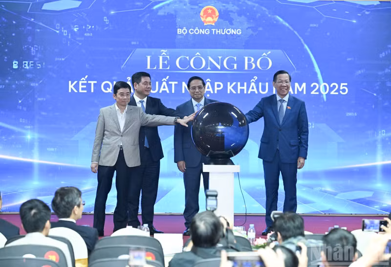 Le Premier ministre Pham Minh Chinh et les délégués procèdent à la cérémonie de proclamation des résultats de l’import-export de l’année 2025.