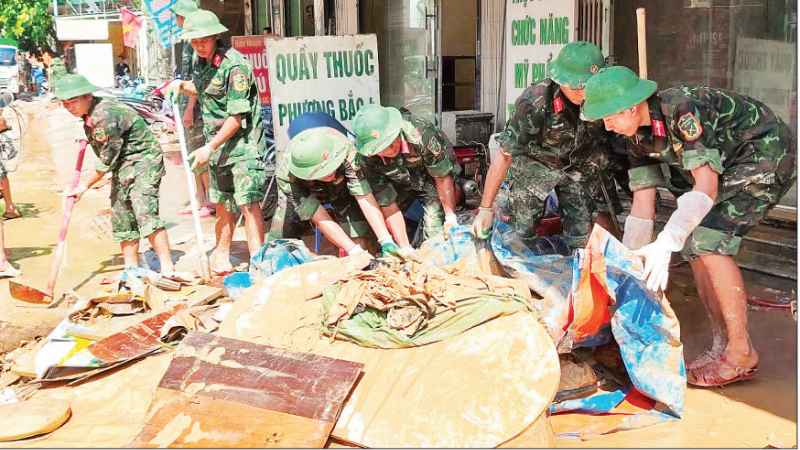 Les forces militaires de la province de Lang Son participent au rétablissement des conséquences des catastrophes naturelles pour la population. Photo : NGUYEN THU.