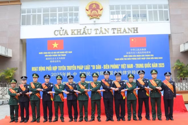 Les postes de garde-frontières de la province de Lang Son (Nord), en coordination avec les gardes-frontières chinois et les autorités locales, ont organisé du 7 au 10 novembre des actions de sensibilisation au droit destinées aux habitants vivant le long de la frontière. Photo : VNA.