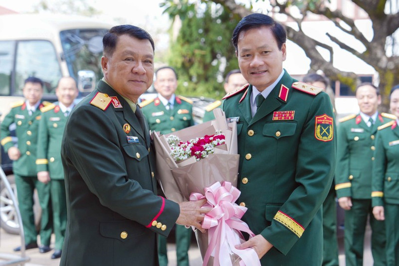 Le général de division Nguyên Van Duc (droite) et le général de brigade Keosouvanh Phangphilavong. Photo : VNA.