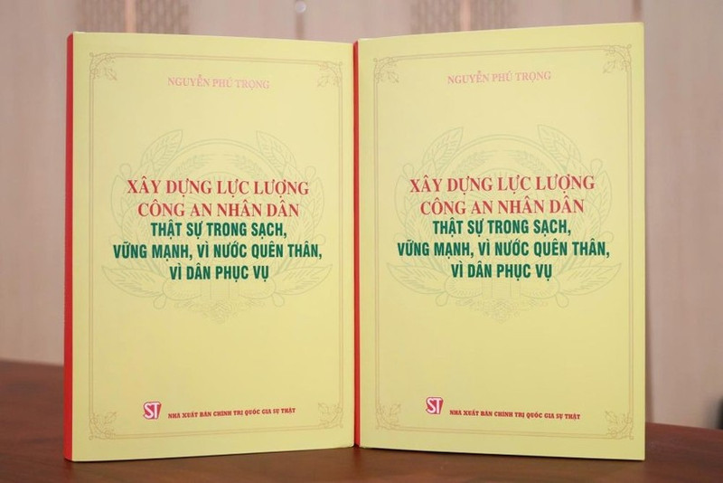 Le livre « Xây dựng lực lượng Công an nhân dân thực sự trong sạch, vững mạnh, vì nước quên thân, vì dân phục vụ » (Construire une force de Police populaire véritablement intègre et solide, prête à se sacrifier pour la nation et au service du peuple) du feu secrétaire général Nguyen Phu Trong. Photo : laodong.vn