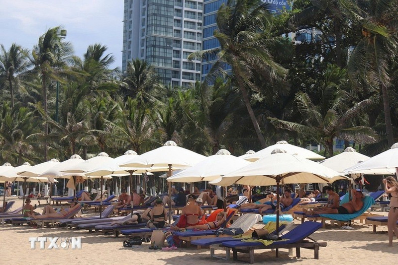 Des touristes russes sur la plage de Nha Trang. Photo : VNA.
