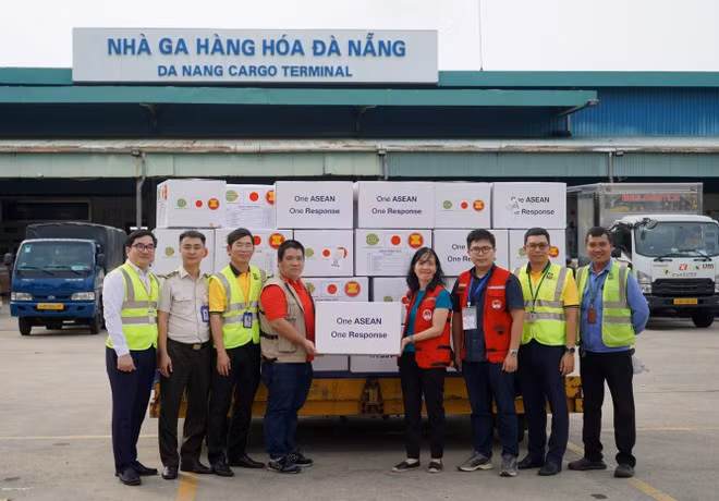 Réception de l'aide d'urgence du Centre de coordination de l’ASEAN pour l’assistance humanitaire dans la gestion des catastrophes (Centre AHA). Photo : VNA